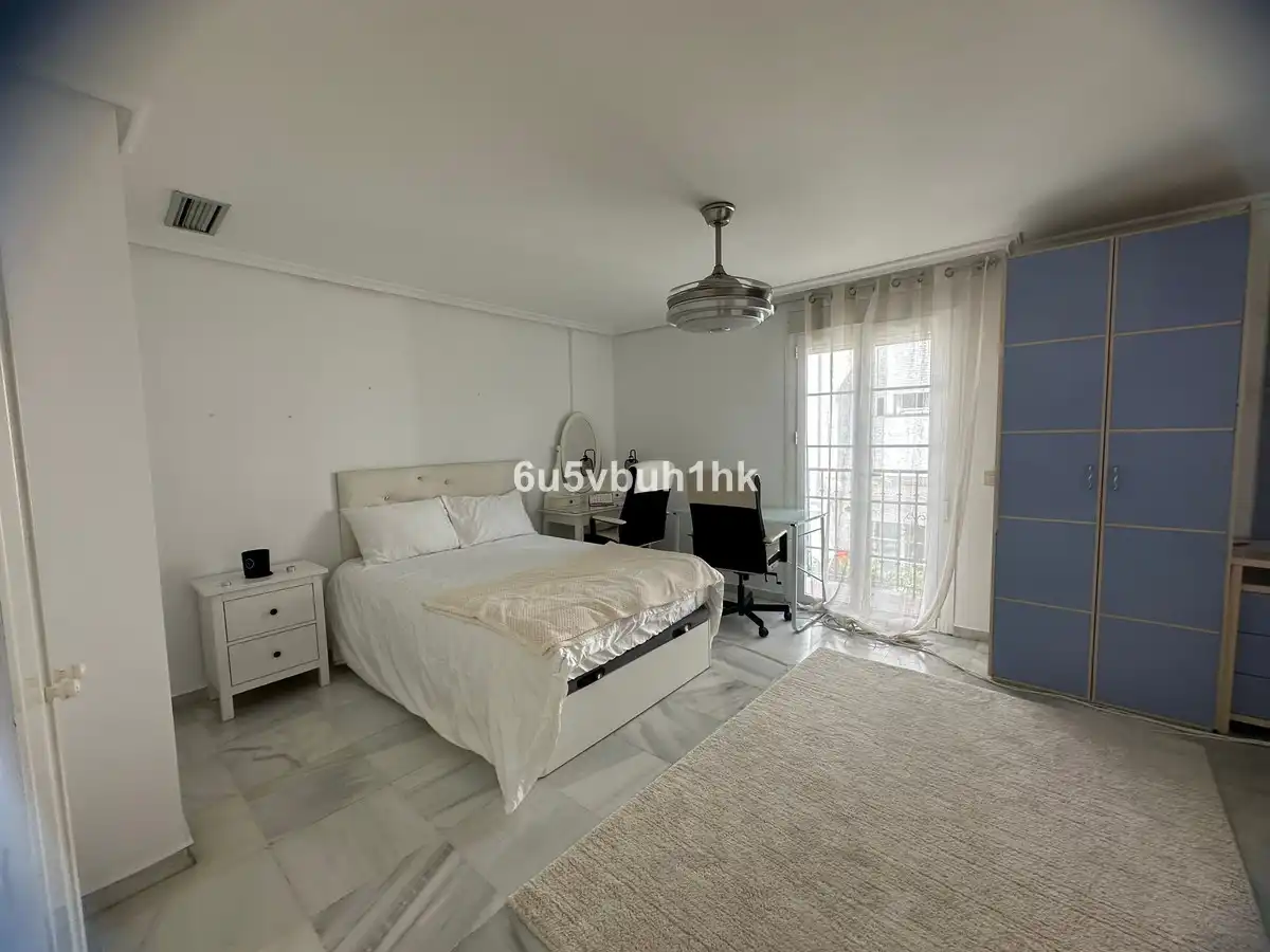 Dormitori de Casa adosada de lloguer en Marbella amb Aire condicionat, Jardí privat i Piscina