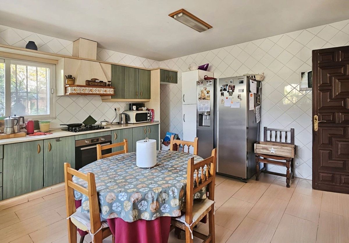 Cuina de Casa o xalet en venda en Marbella amb Aire condicionat, Jardí privat i Terrassa