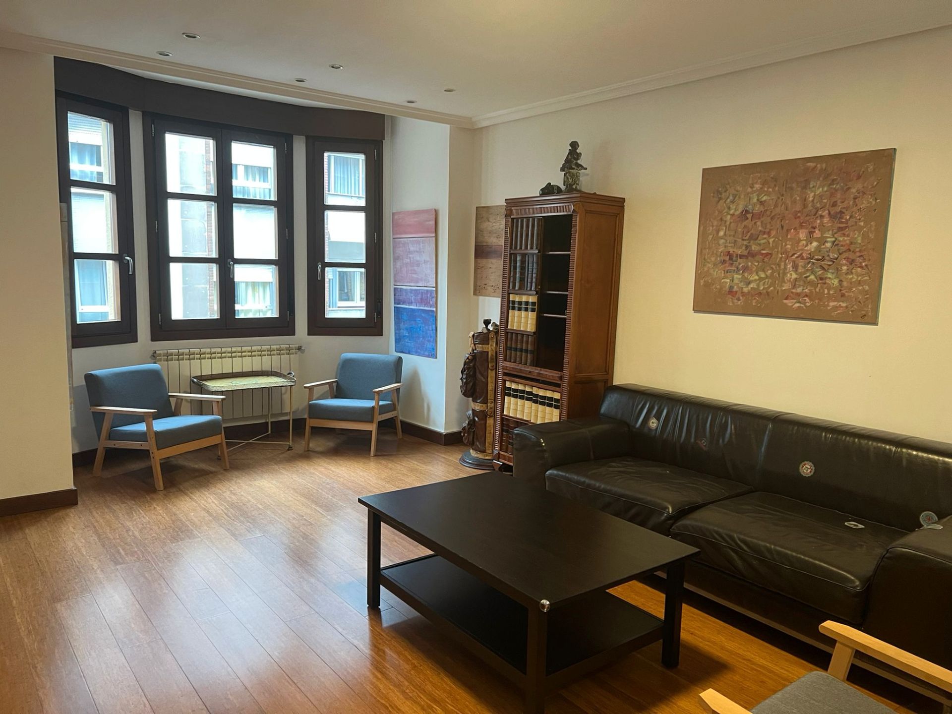 Sala d'estar de Pis de lloguer en Oviedo  amb Calefacció, Parquet i Moblat