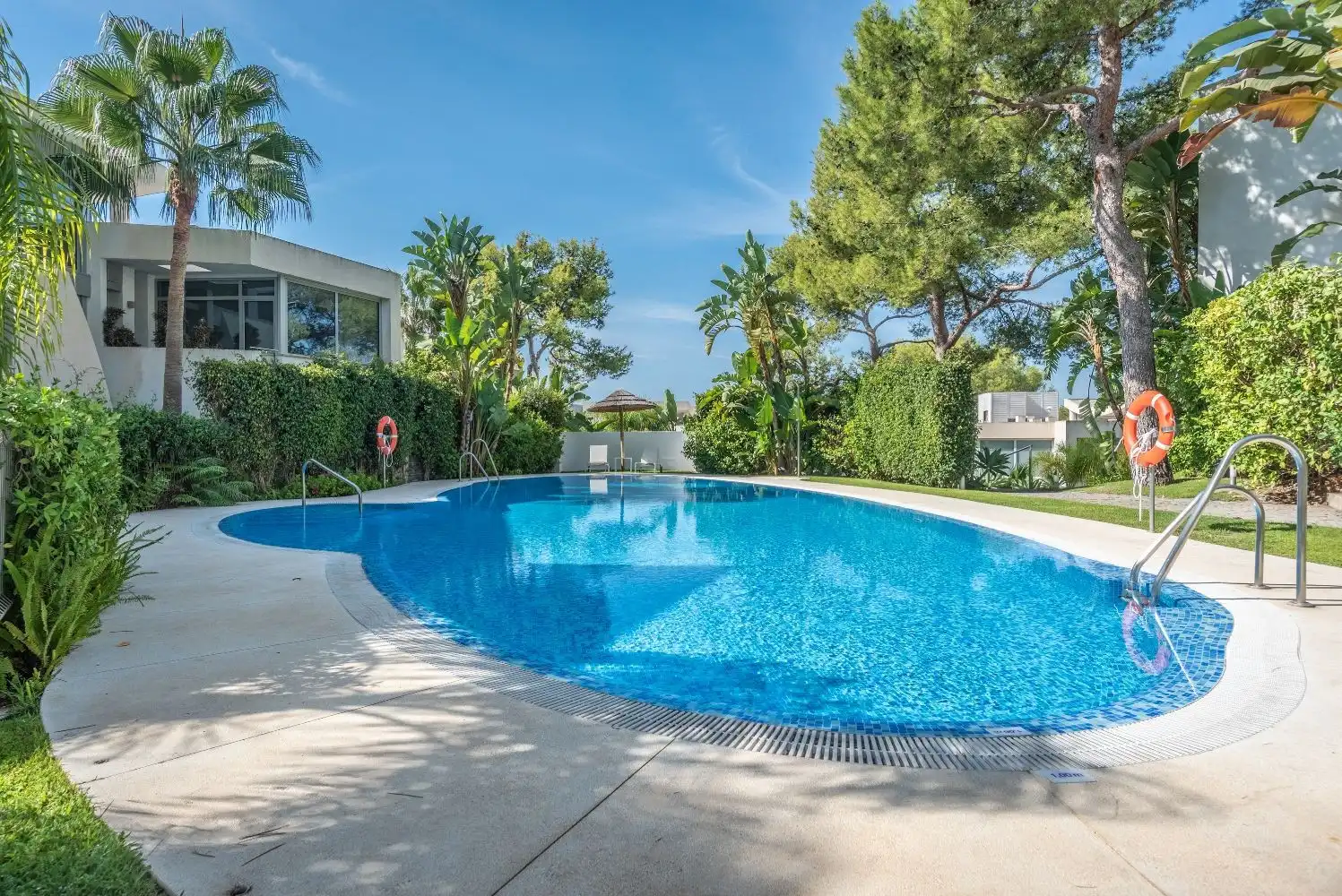 Piscina de Casa adosada en venta en Marbella con Aire acondicionado, Jardín privado y Terraza