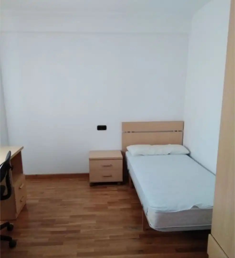 Habitación de Piso de alquiler en A Coruña Capital  con Calefacción, Amueblado y Horno