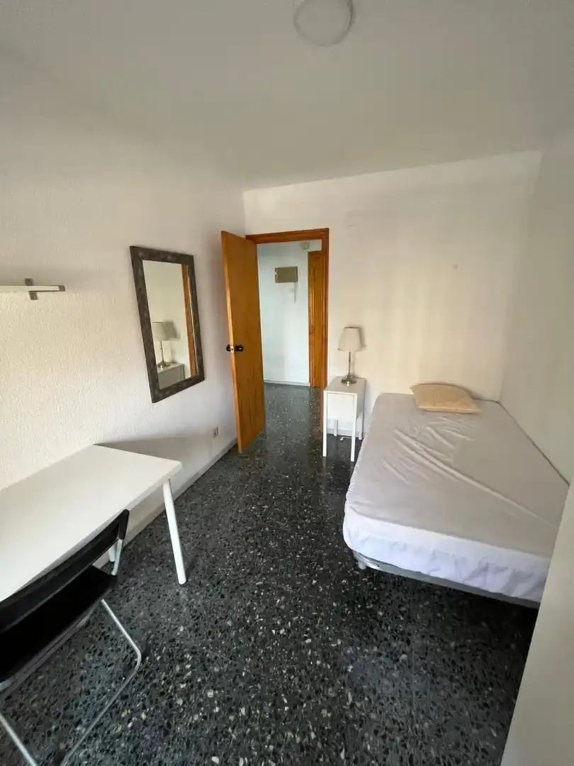 Habitación de Piso de alquiler en Elche / Elx con Jardín privado, Terraza y Amueblado
