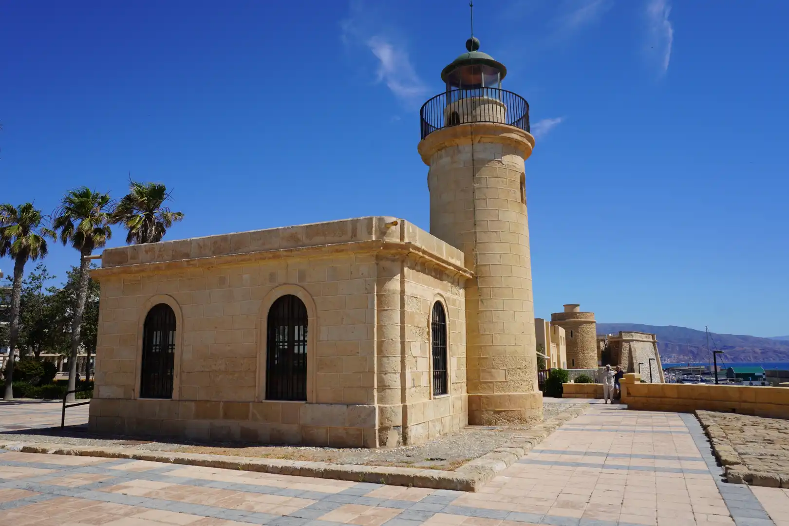 Außenansicht von Wohnung zum Verkauf in Roquetas de Mar mit Klimaanlage, Terrasse und Möbliert