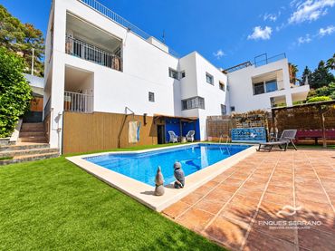 Casa aparellada amb piscina en venda a Comte Gomez de Orbaneja