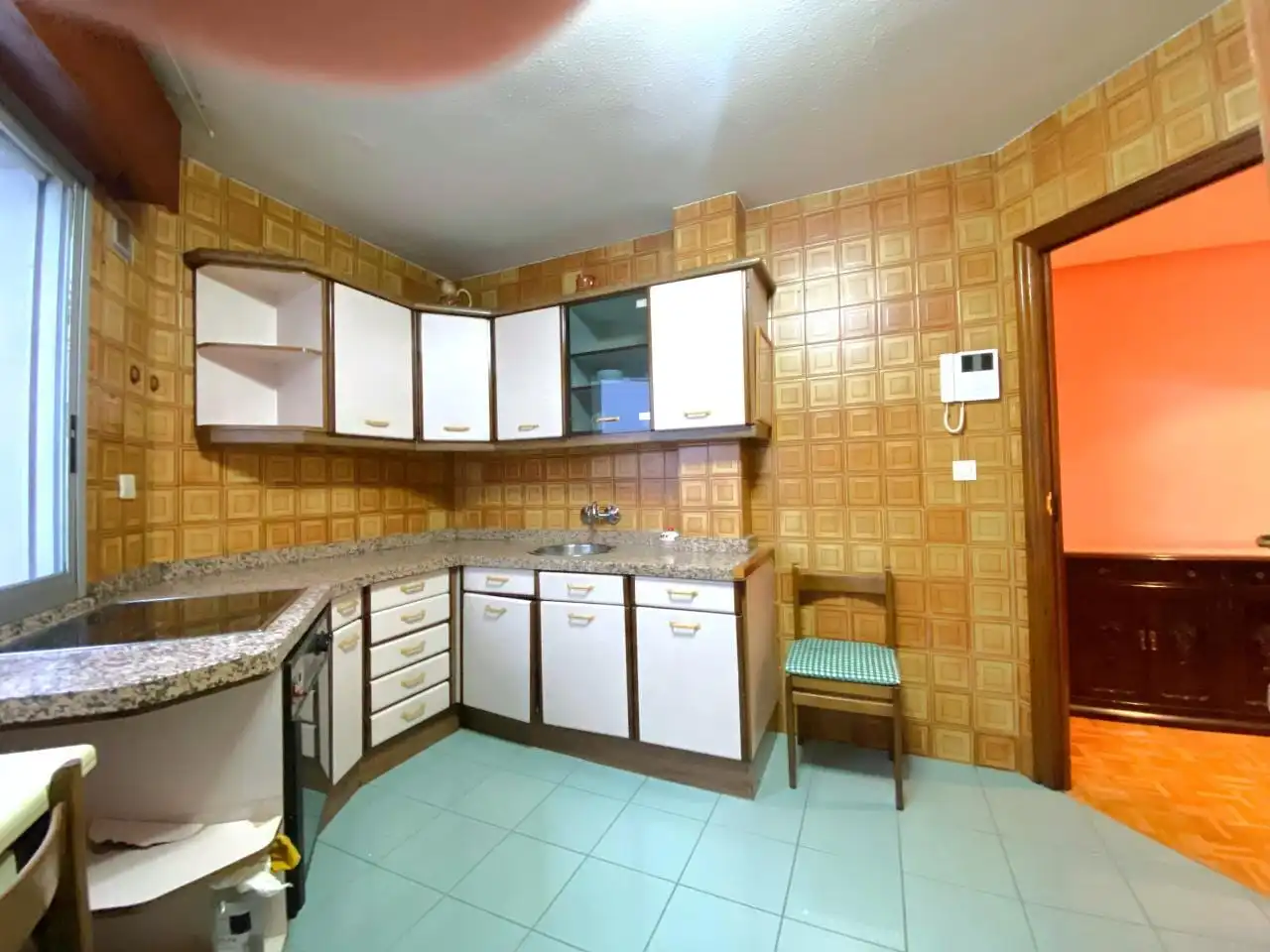 Cuina de Àtic en venda en León Capital  amb Calefacció, Parquet i Terrassa