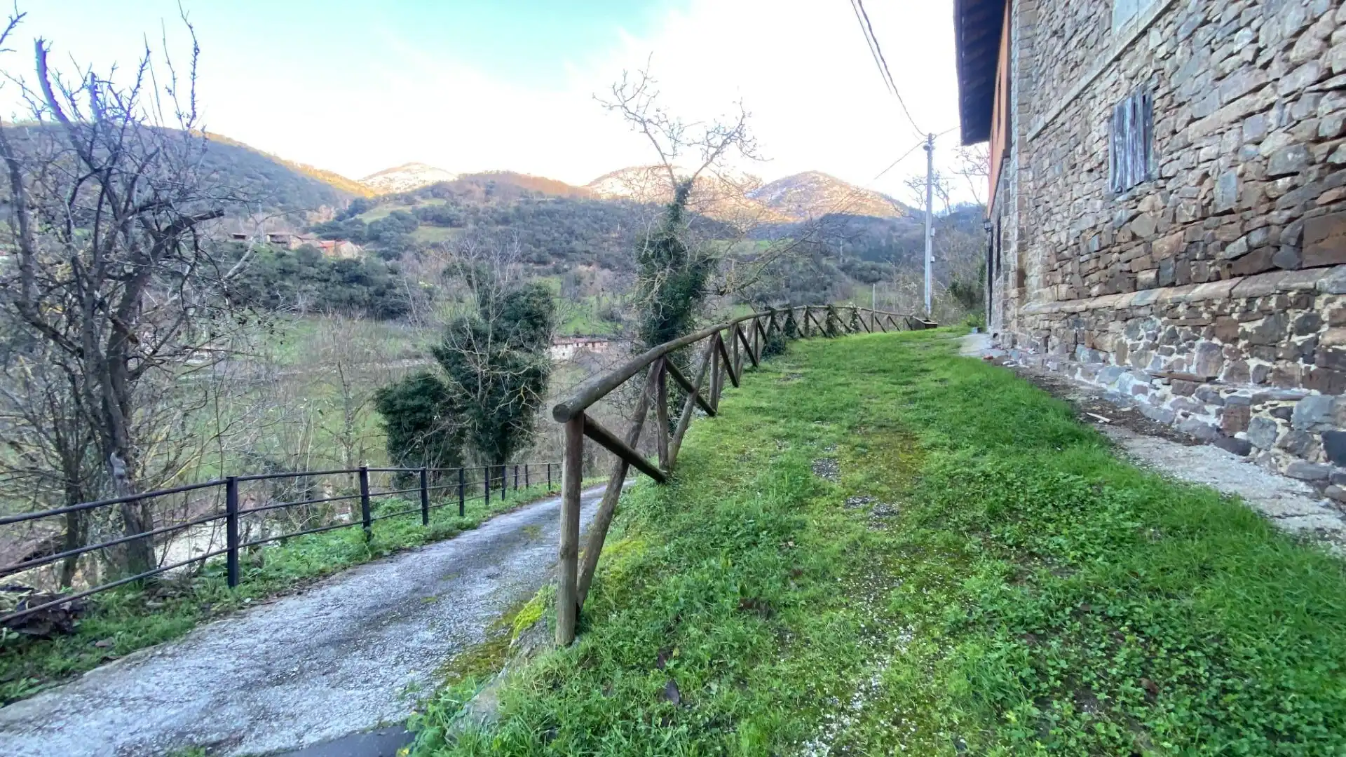 Vista exterior de Casa o xalet en venda en Pesaguero amb Jardí privat