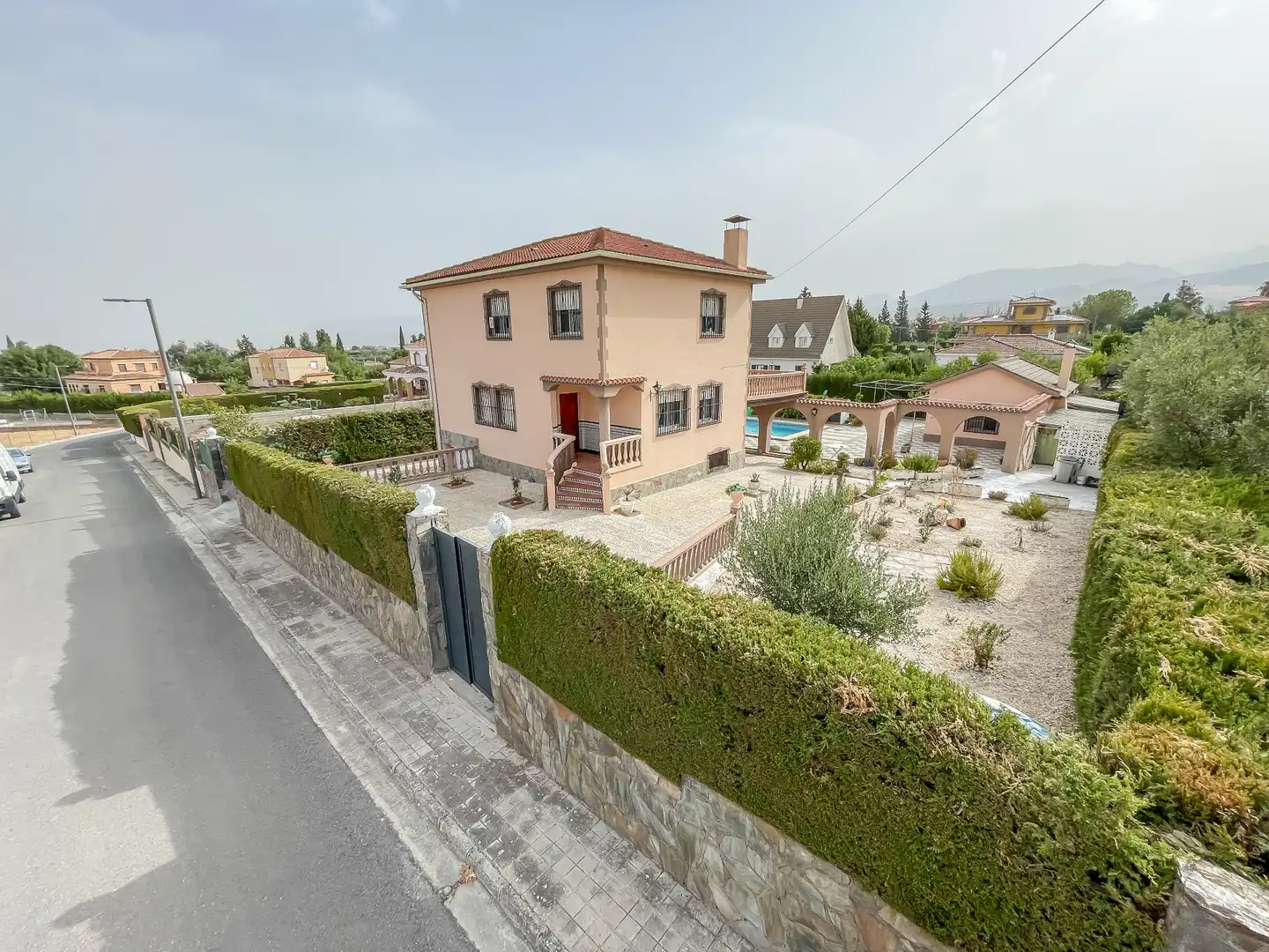 Vista exterior de Casa o xalet en venda en Villa de Otura amb Jardí privat, Terrassa i Piscina