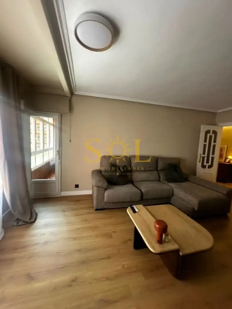 Sala d'estar de Pis en venda en León Capital  amb Calefacció, Parquet i Terrassa