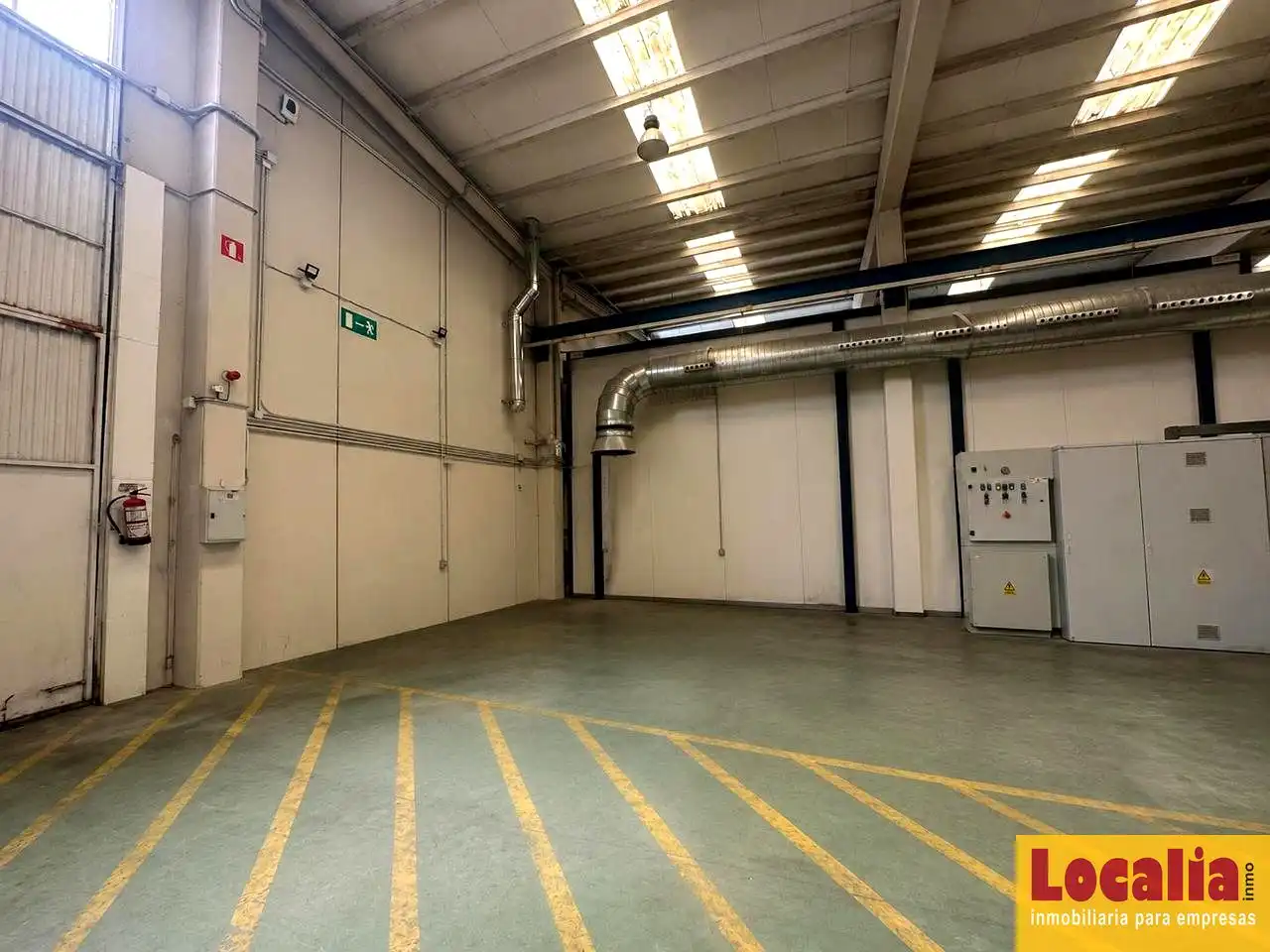 Parkplatz von Fabrikhallen zur Miete in Hazas de Cesto