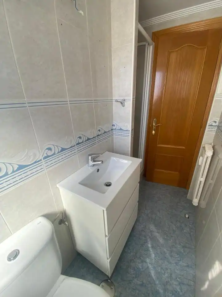 Bany de Pis en venda en León Capital  amb Calefacció, Parquet i Terrassa