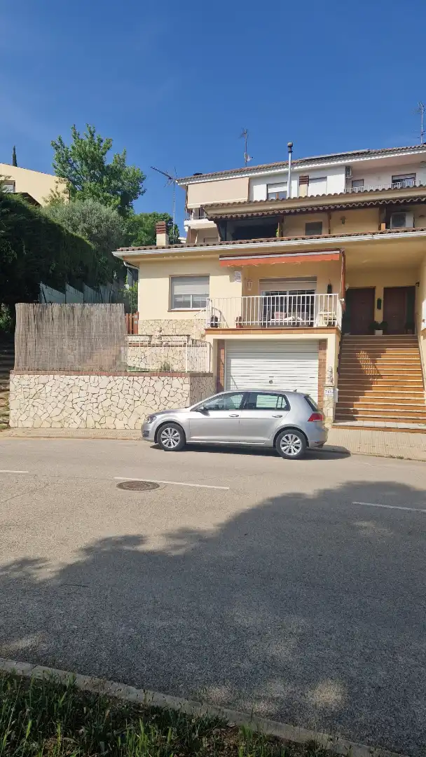 Vista exterior de Casa adosada en venta en Santa Coloma de Farners con Calefacción, Jardín privado y Parquet