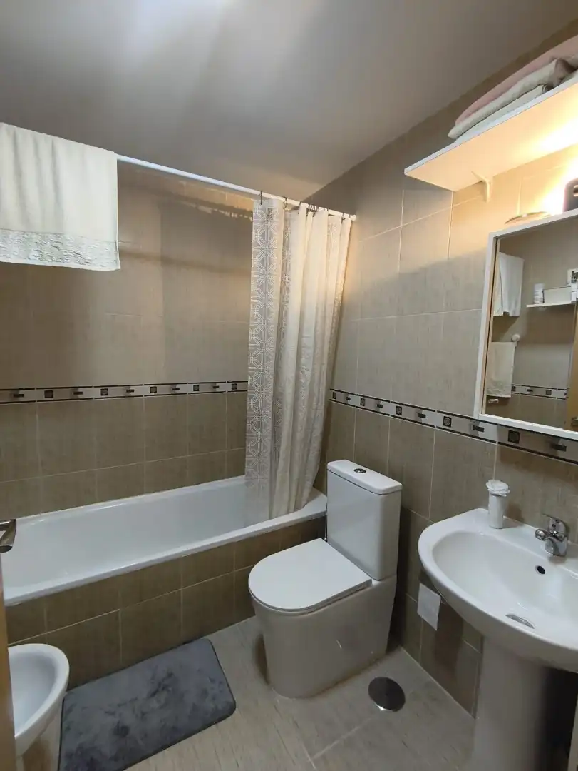Badezimmer von Einfamilien-Reihenhaus zum Verkauf in Casarrubios del Monte mit Klimaanlage, Heizung und Privatgarten