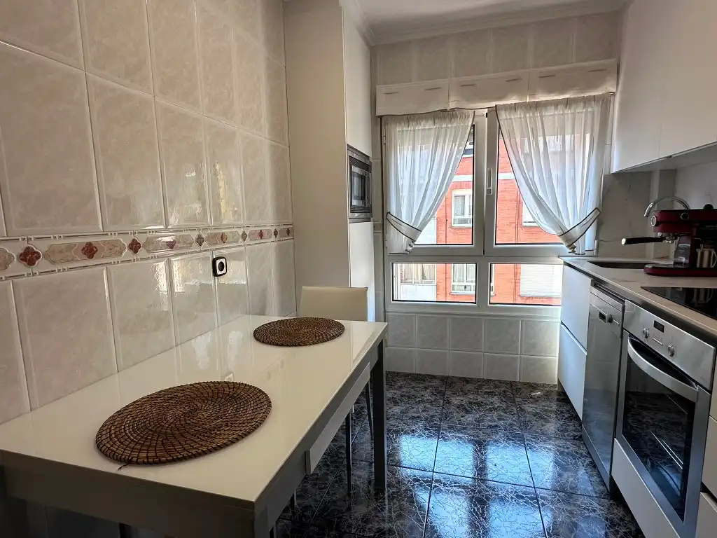Cocina de Piso en venta en Gijón  con Calefacción, Parquet y Horno