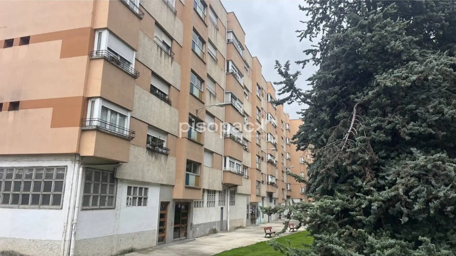 Vista exterior de Piso en venta en  Pamplona / Iruña con Calefacción, Parquet y Alarma