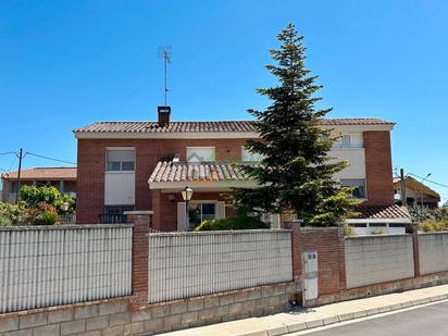Vista exterior de Casa o xalet en venda en Torrelles de Foix amb Jardí privat, Terrassa i Piscina
