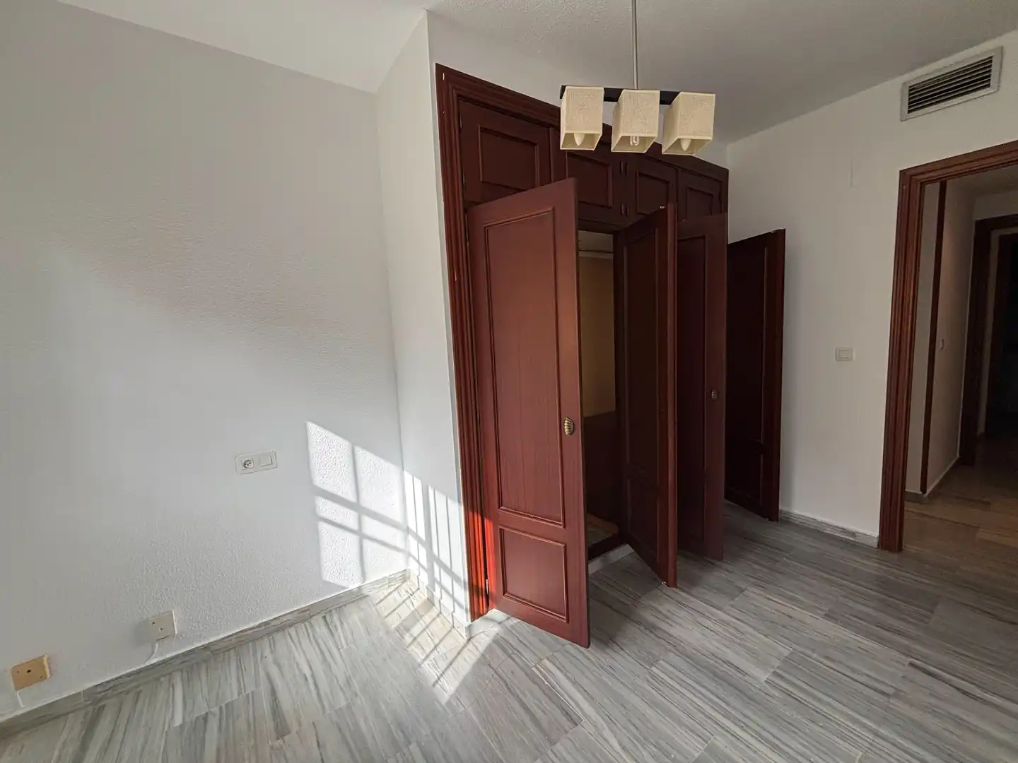 Bedroom of Flat for rent in Granada  with Air Conditioner, Heating and Washing machine