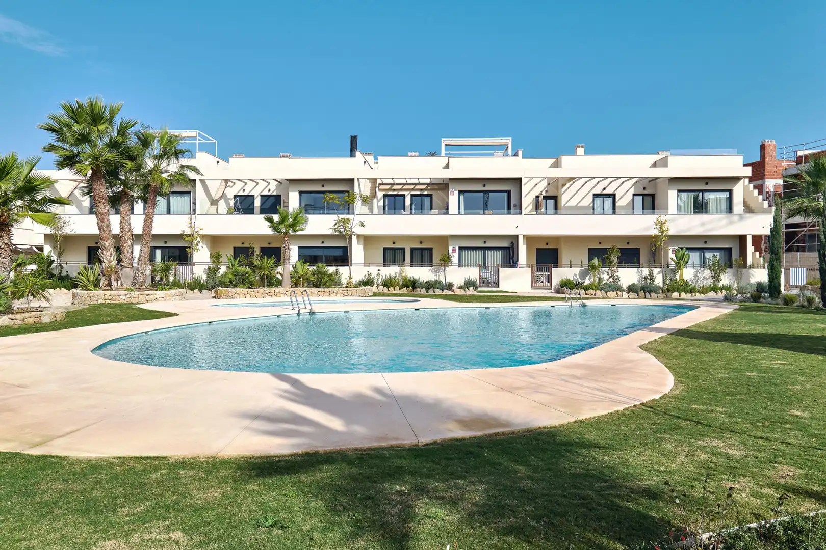 Vista exterior de Pis en venda en Torrevieja amb Jardí privat, Terrassa i Piscina comunitària