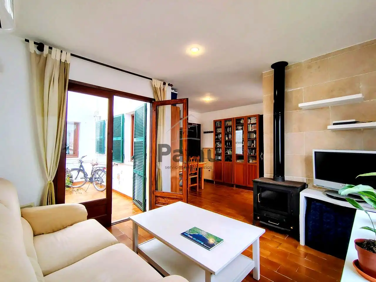 Sala d'estar de Casa adosada en venda en Ciutadella de Menorca amb Aire condicionat i Terrassa