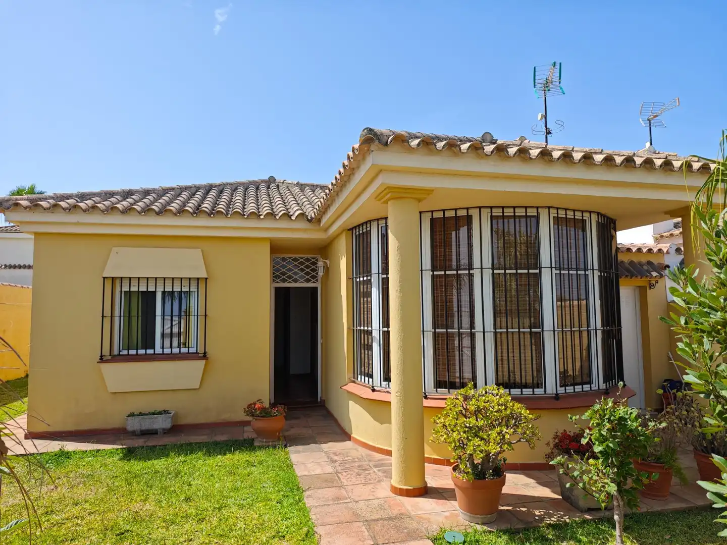 Vista exterior de Casa o chalet en venta en Chiclana de la Frontera con Jardín privado, Trastero y Piscina