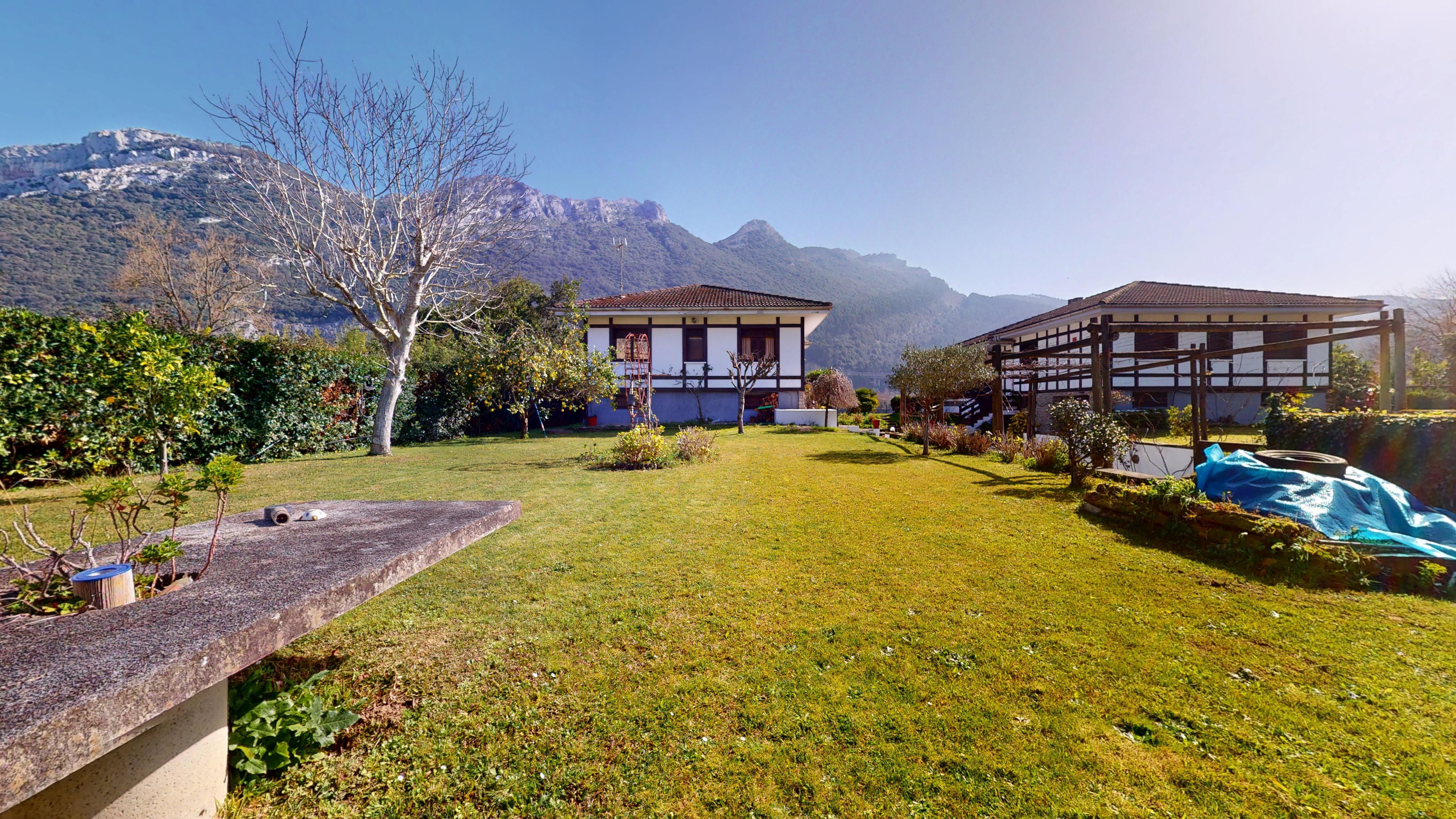 Jardí de Casa o xalet en venda en Castro-Urdiales amb Calefacció, Terrassa i Traster