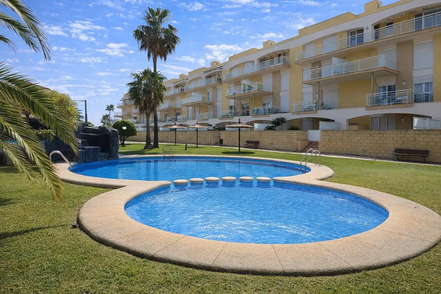 Piscina de Apartament de lloguer en Dénia amb Aire condicionat, Jardí privat i Terrassa