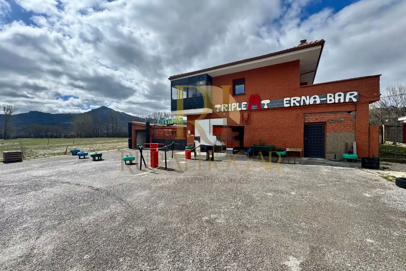 Exterior view of Commercial properties for sale in Villamanín  with Heating, Terrace and Furnished