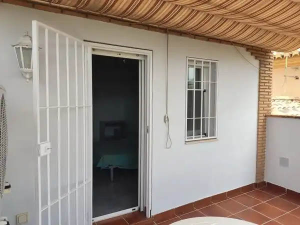 Einfamilien-Reihenhaus zur Miete in Granada mit Klimaanlage, Privatgarten und Möbliert