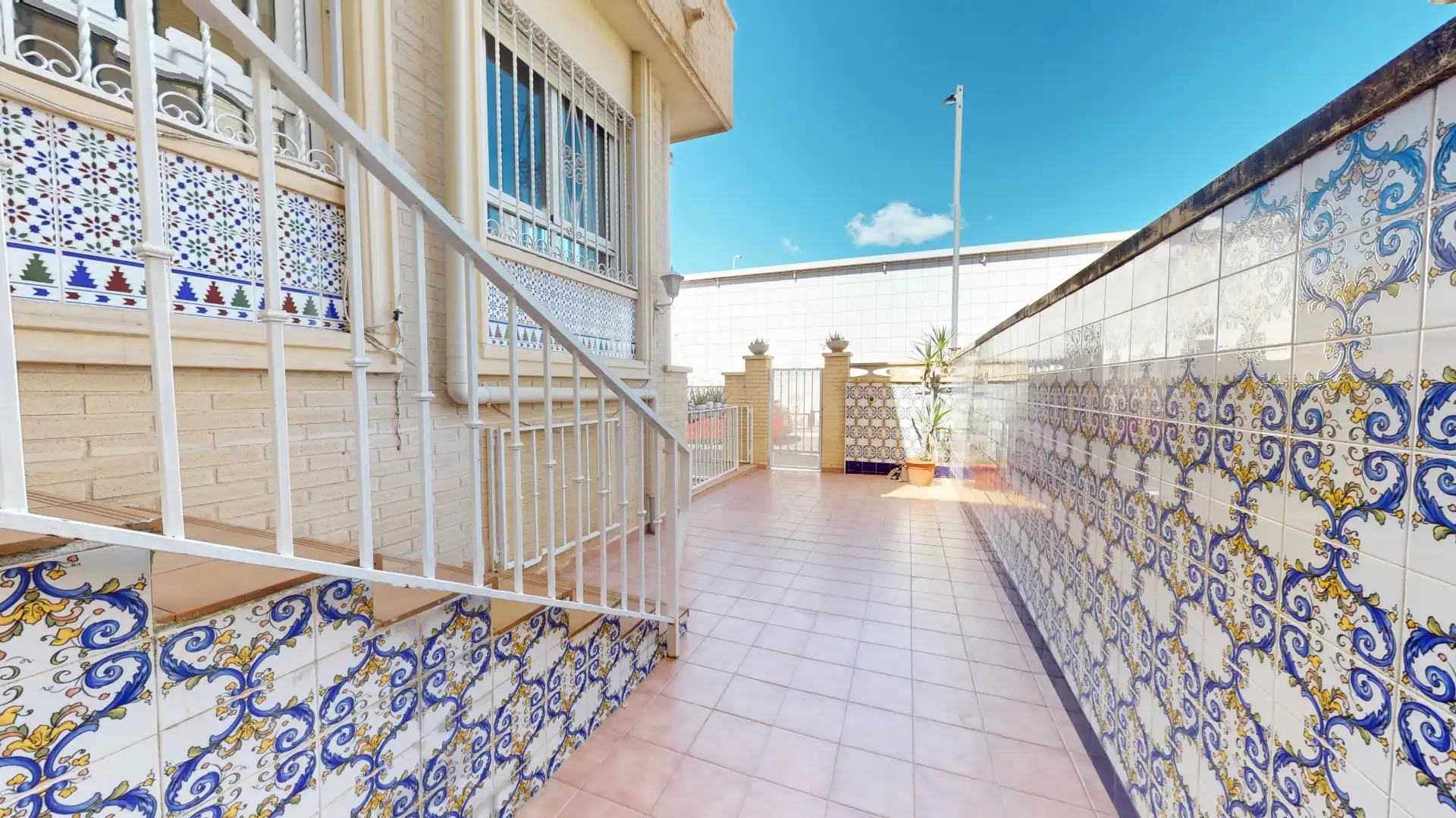 Vista exterior de Casa adosada en venta en Elda con Aire acondicionado, Terraza y Trastero