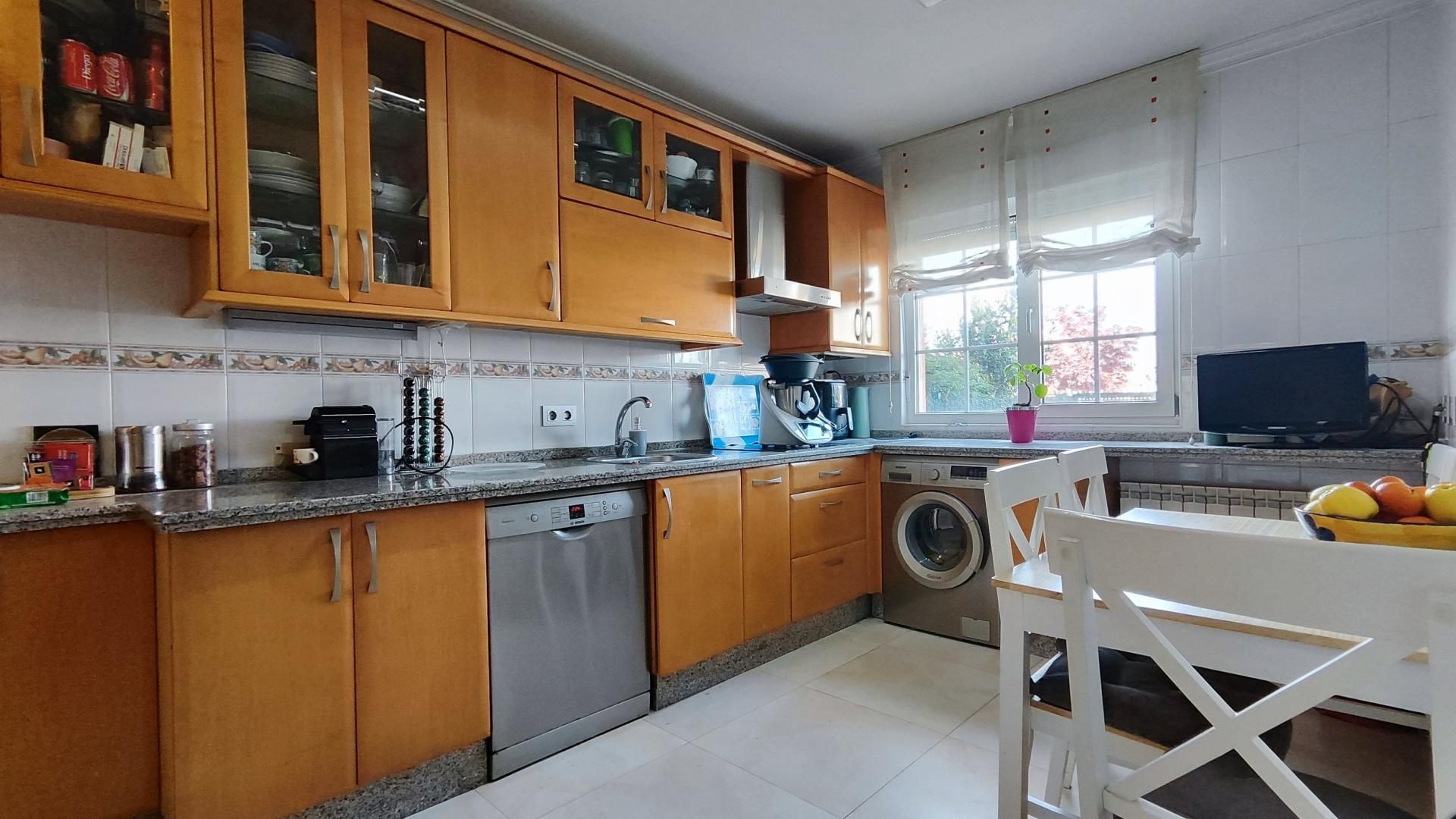 Kitchen of Single-family semi-detached for sale in Villaquilambre  with Heating