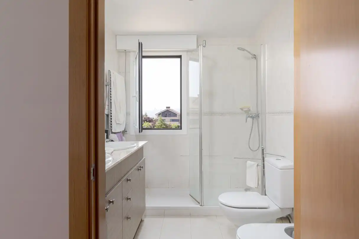 Badezimmer von Einfamilien-Reihenhaus zum Verkauf in Iza / Itza mit Heizung, Privatgarten und Terrasse