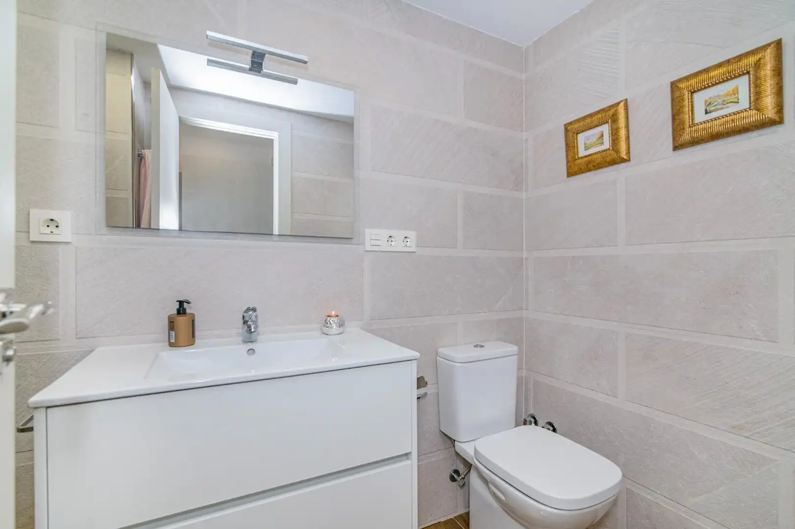 Baño de Piso en venta en Granada con Aire acondicionado, Terraza y Amueblado