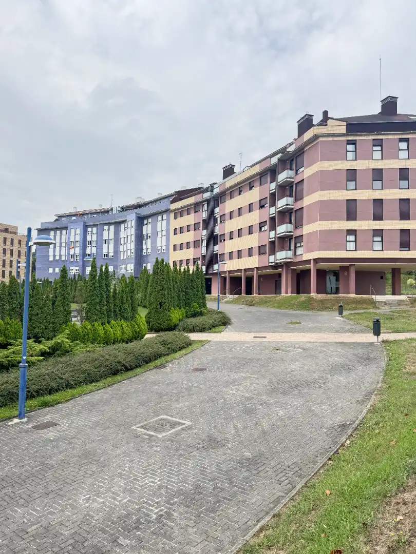 Vista exterior de Ático en venta en Avilés con Calefacción, Parquet y Terraza