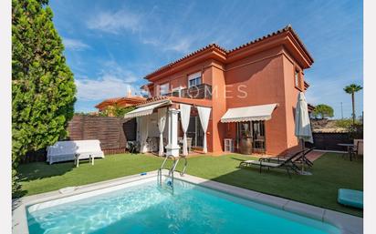 Vista exterior de Casa adosada en venda en Alhaurín de la Torre amb Aire condicionat, Jardí privat i Terrassa