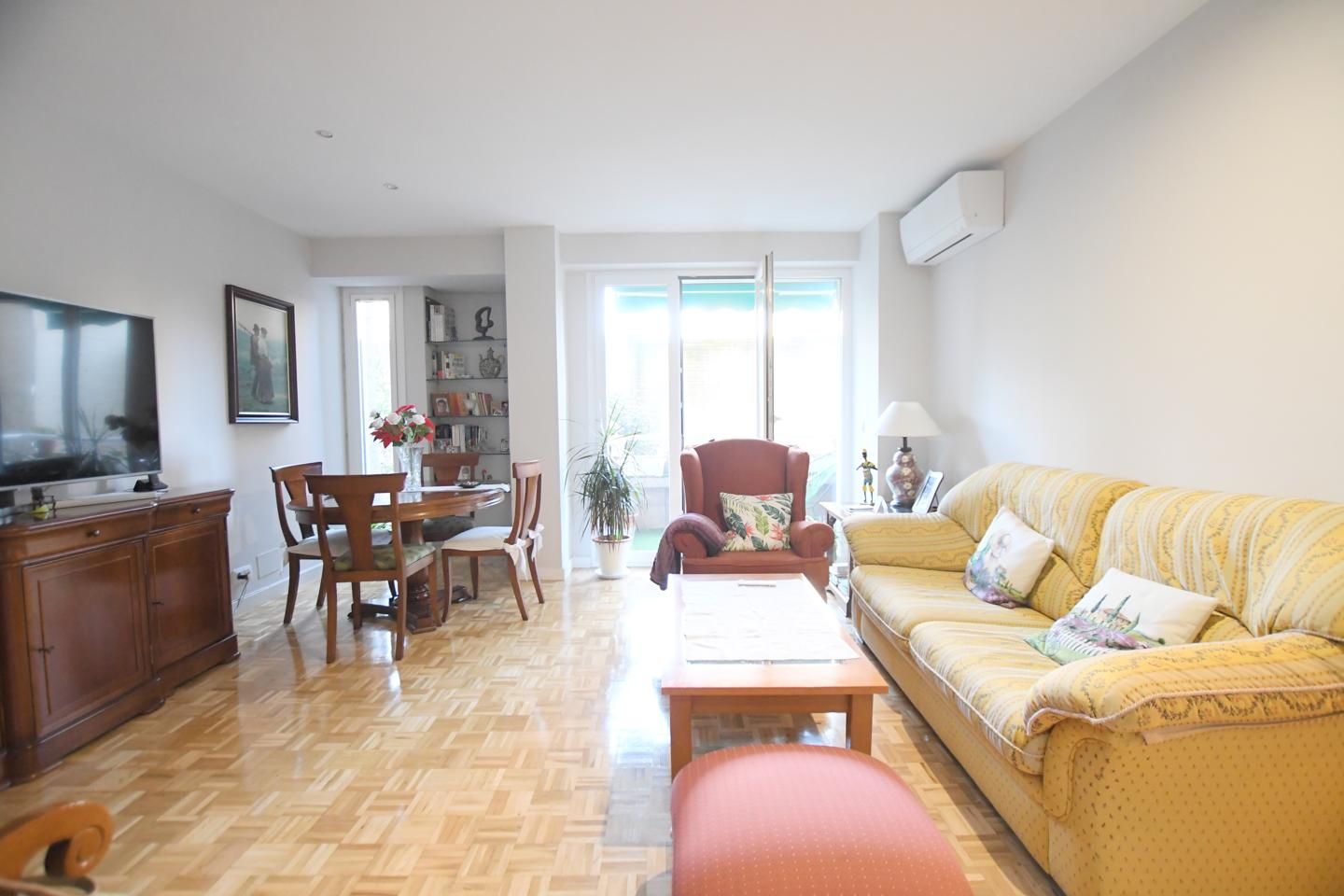 Living room of Flat for sale in  Madrid Capital  with Air Conditioner, Heating and Parquet flooring
