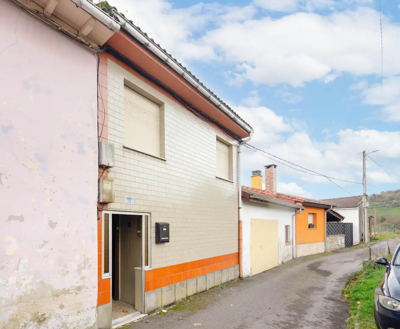 Außenansicht von Einfamilien-Reihenhaus zum Verkauf in Langreo