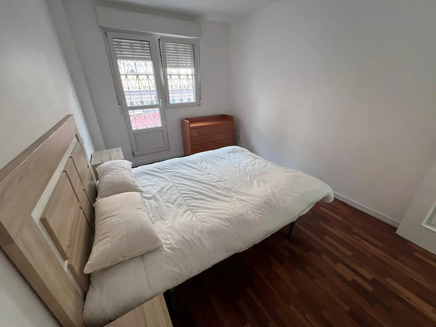 Habitación de Piso de alquiler en Gijón  con Calefacción, Parquet y Amueblado
