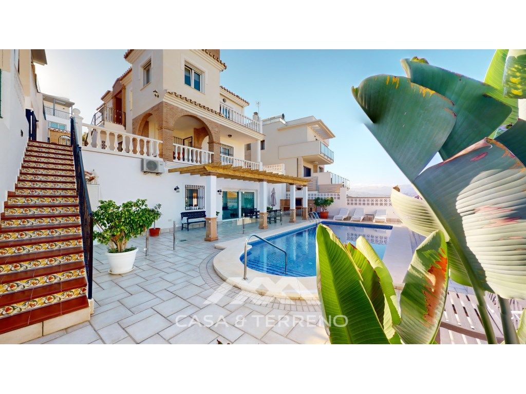 Vista exterior de Casa o xalet en venda en Vélez-Málaga amb Aire condicionat, Terrassa i Piscina