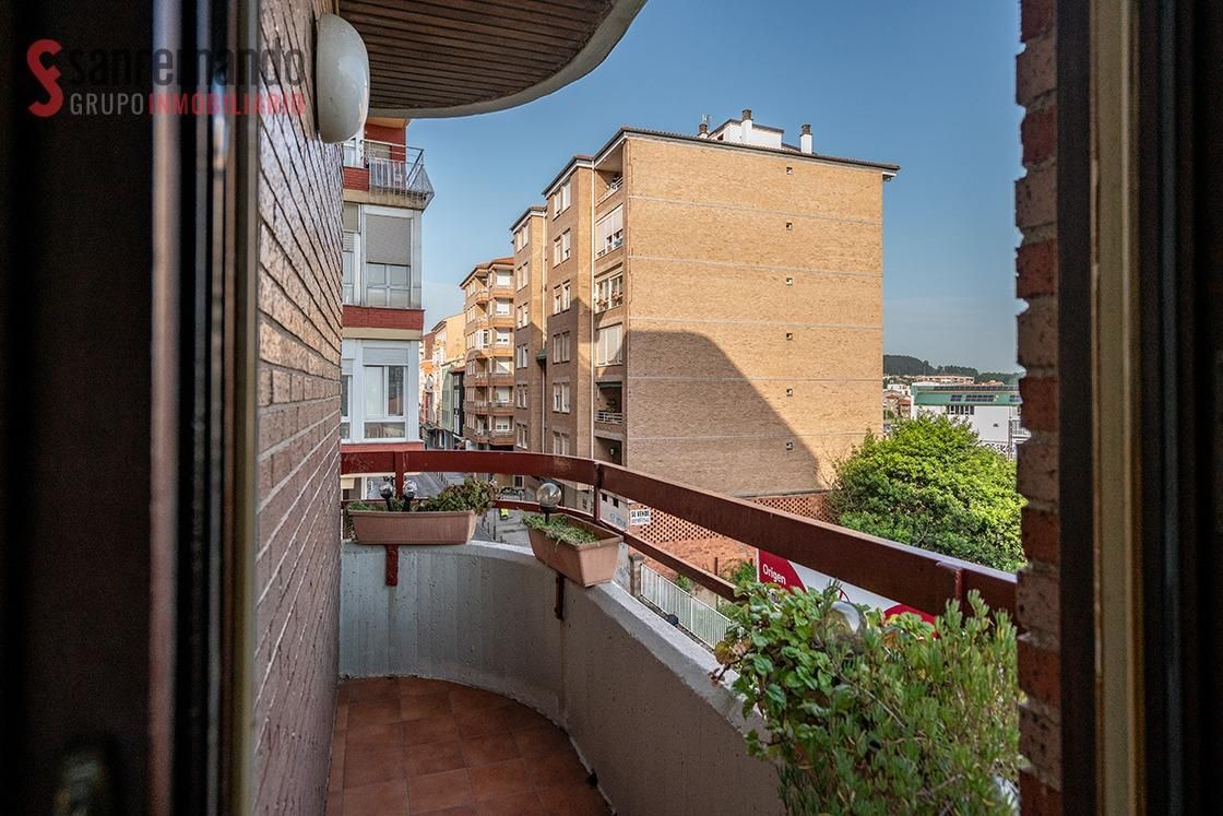 Vista exterior de Pis en venda en Torrelavega  amb Calefacció, Terrassa i Traster