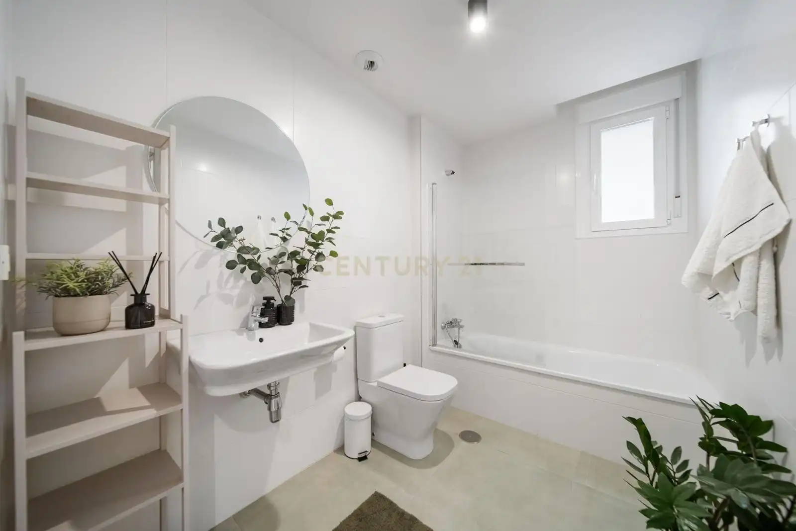 Bany de Apartament en venda en Marbella amb Aire condicionat, Traster i Piscina