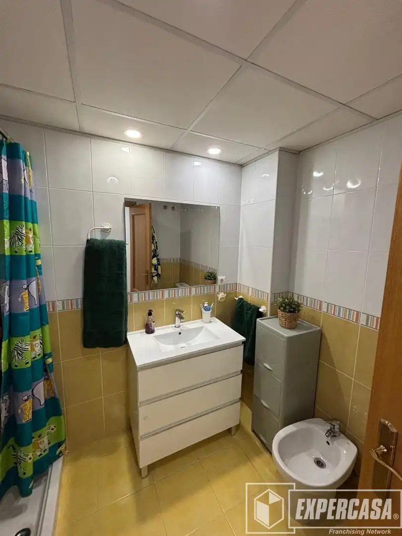 Bathroom of Flat for sale in Albal  with Air Conditioner, Terrace and Storage room
