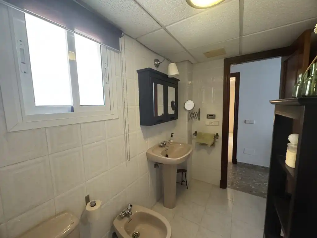 Badezimmer von Haus oder Chalet zum Verkauf in Algeciras mit Ofen und Waschmaschine
