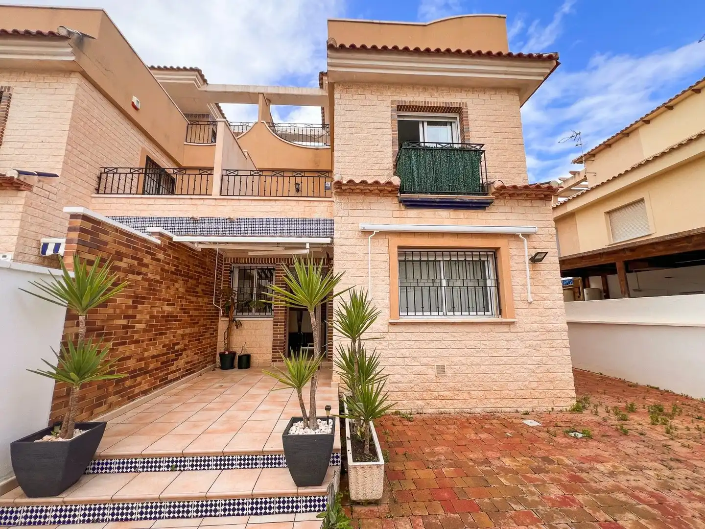 Vista exterior de Casa adosada en venta en Pilar de la Horadada con Aire acondicionado, Calefacción y Terraza
