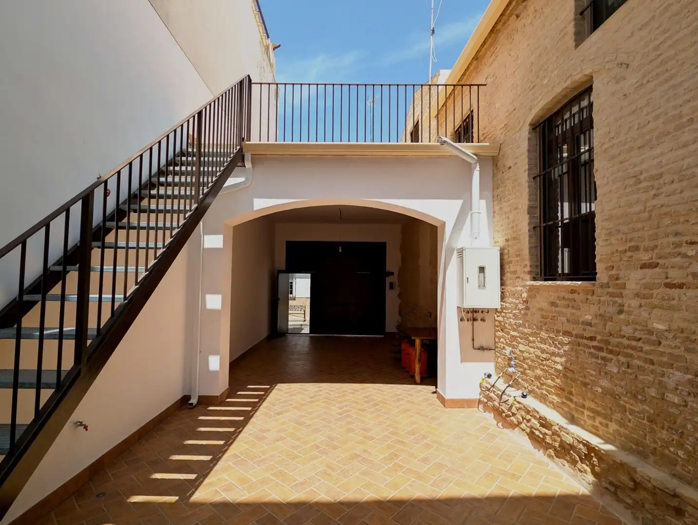 Casa adosada en venda en Sanlúcar la Mayor amb Aire condicionat, Calefacció i Terrassa