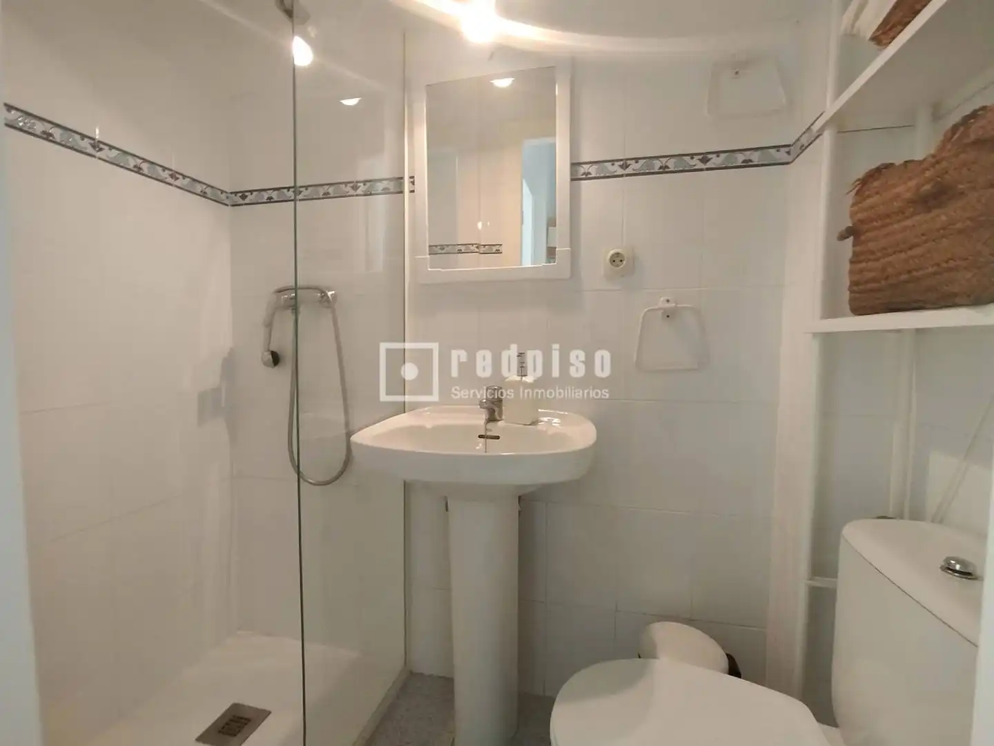 Baño de Piso de alquiler en Sevilla con Aire acondicionado y Jardín privado