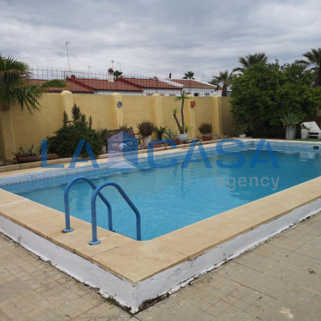 Swimming pool of House or chalet for sale in Villamanrique de la Condesa  with Terrace and Storage room