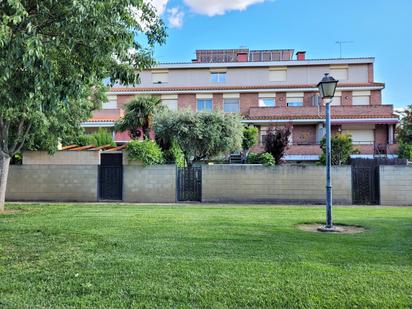 Vista exterior de Casa adosada en venda en Mollerussa amb Terrassa i Balcó