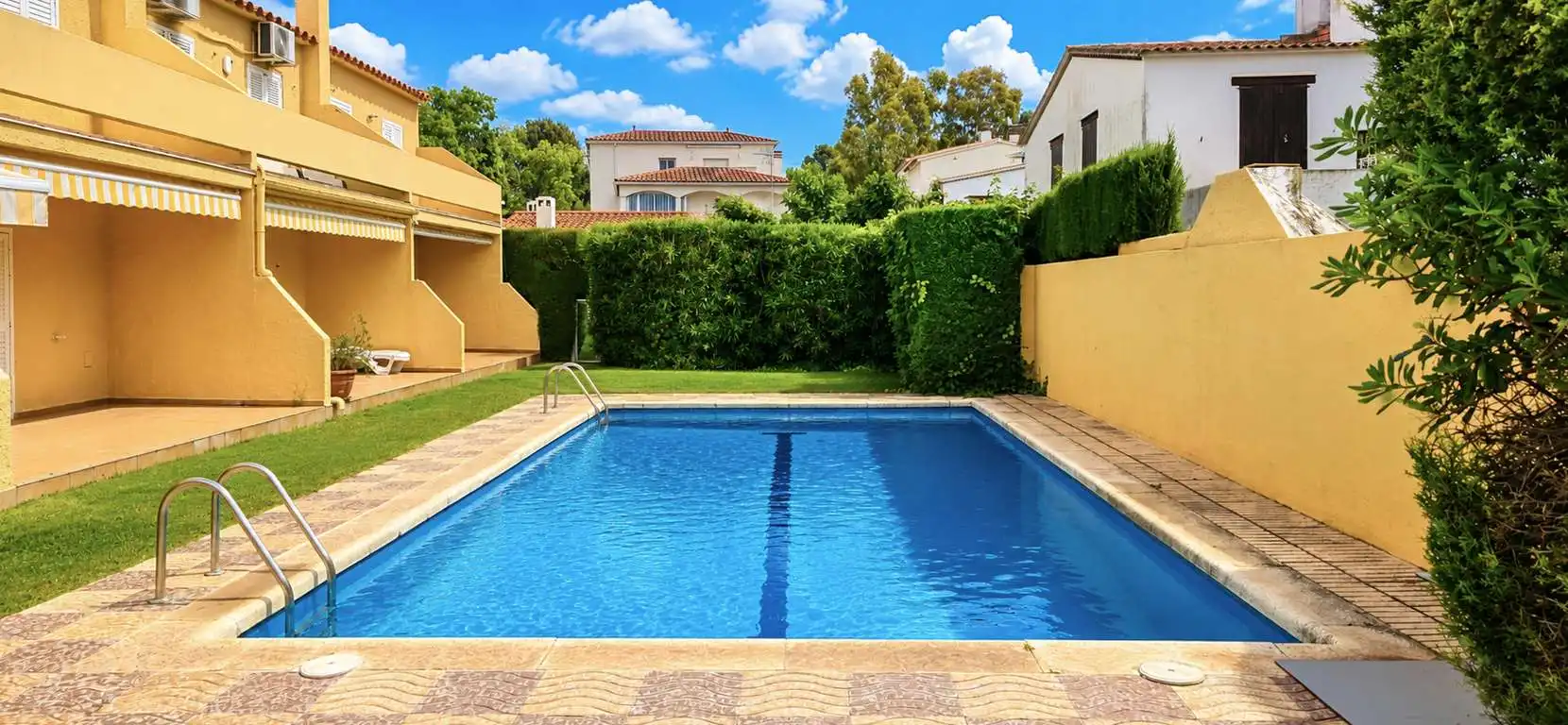 Piscina de Casa adosada en venda en L'Escala amb Aire condicionat, Terrassa i Moblat