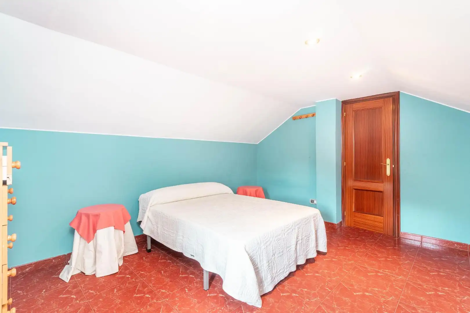 Dormitori de Casa o xalet en venda en Tineo amb Calefacció, Jardí privat i Terrassa
