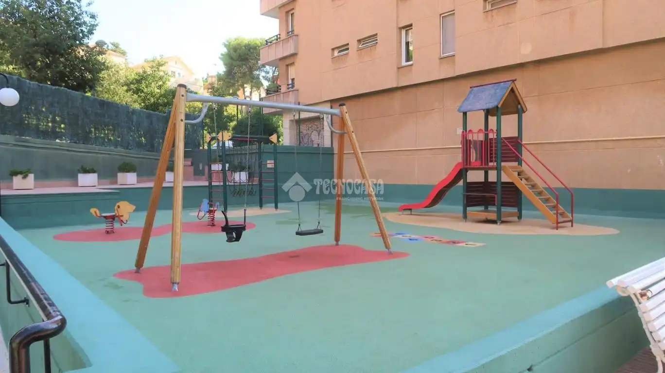 Parkplatz von Wohnung zum Verkauf in Barcelona mit Klimaanlage, Parkett und Gemeinschaftspool