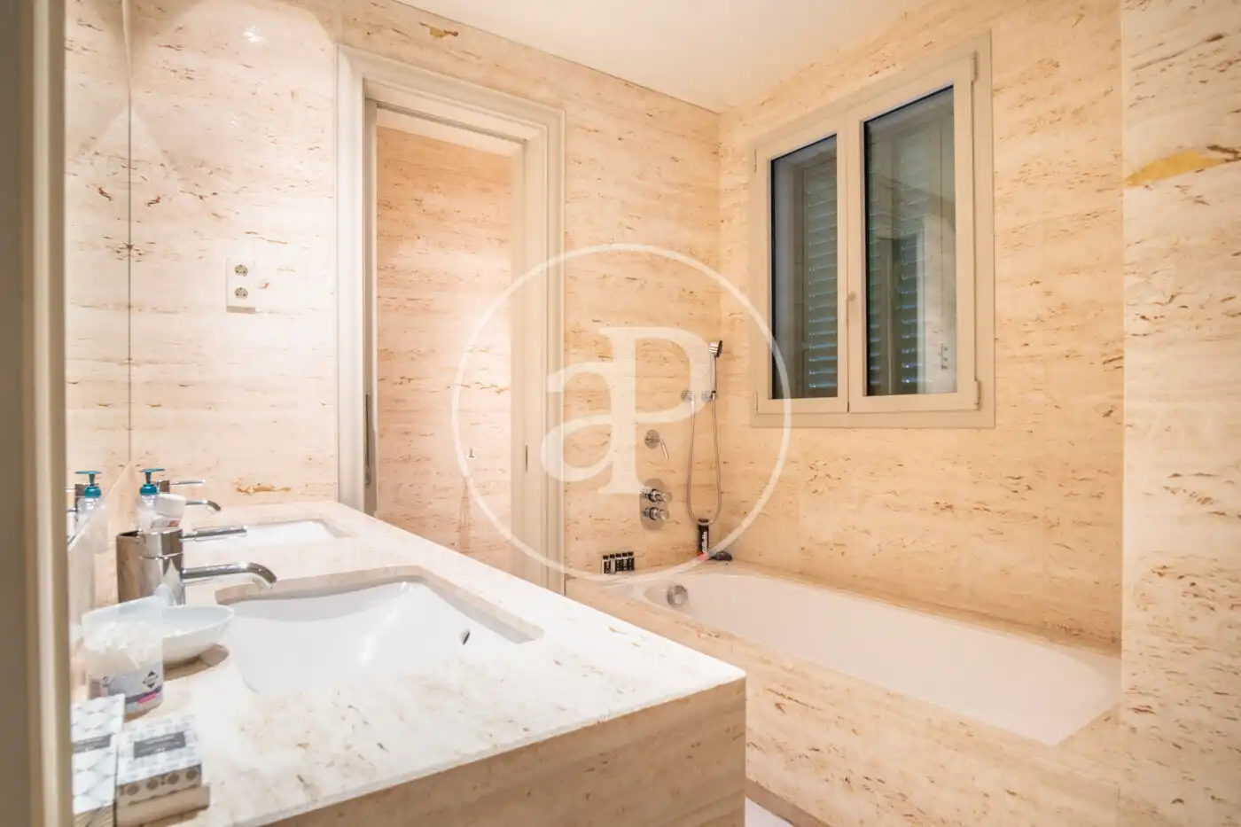 Badezimmer von Wohnung zur Miete in Barcelona mit Klimaanlage, Heizung und Möbliert